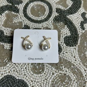Pearl earrings with gold plated accents